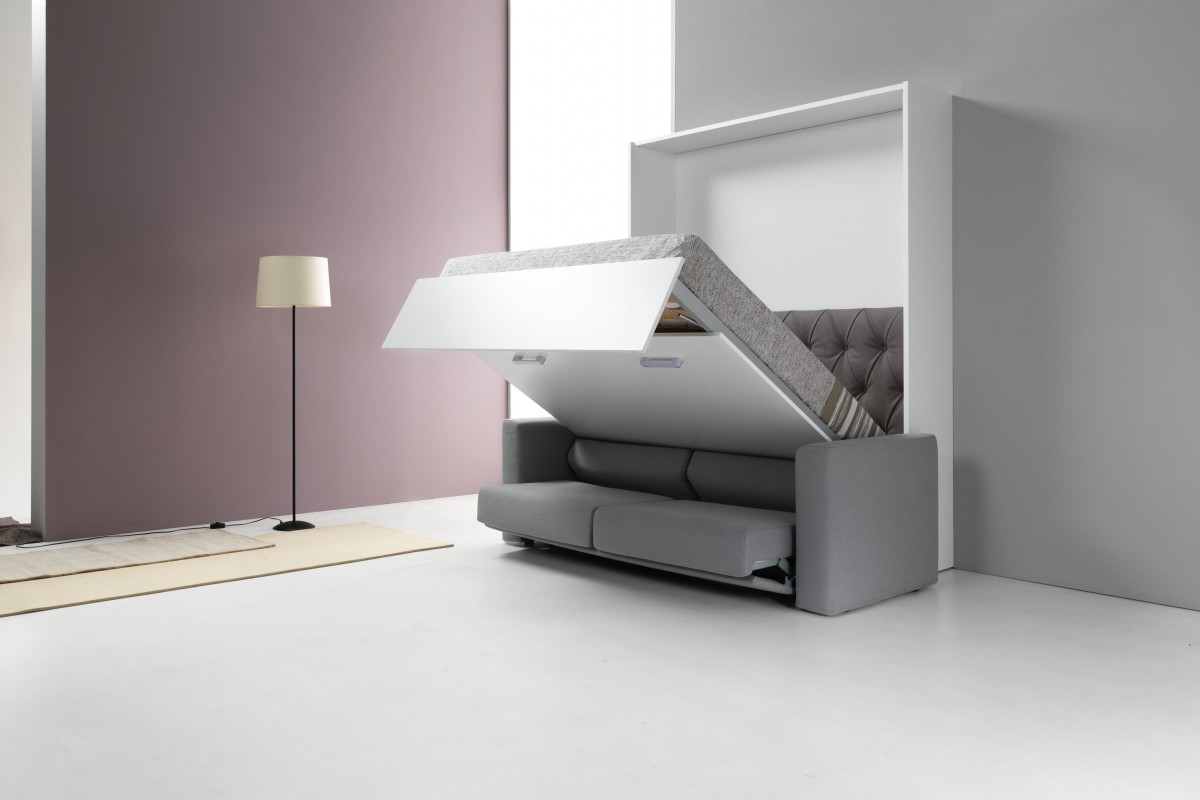 Kako umestiti posteljo in zofo v majhnem prostoru? Rešitev je postelja v omari z zofo!
